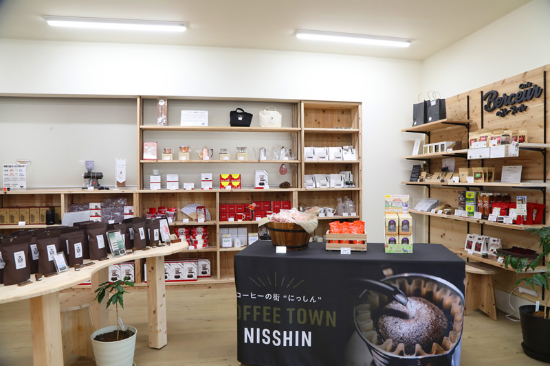 店内には、コーヒー豆のほか、コーヒー器具も勢揃い