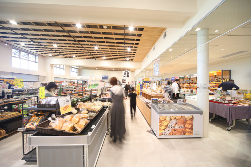 日進市の農産物や加工品などが店内にズラリと並ぶ